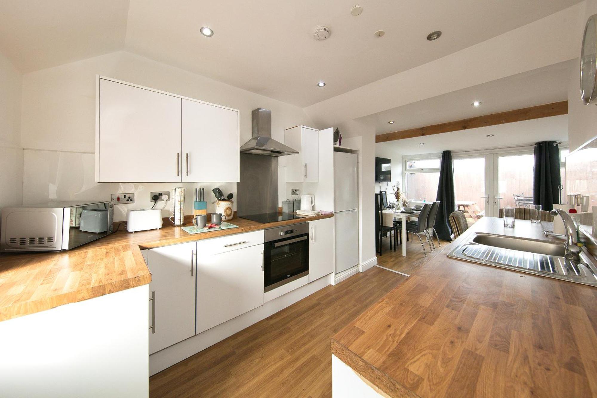 Stylish With Private Garden! Near City Centre - Contractors, Relocators, Tourists *